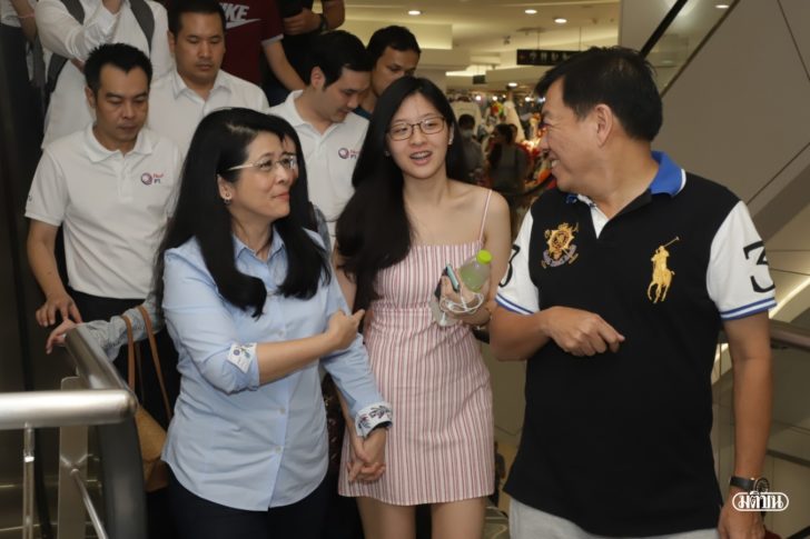 “หญิงหน่อย” ควงลูกสาว ลงพื้นที่ประตูน้ำ รับฟังเสียงสะท้อนประชาชน(คลิป)