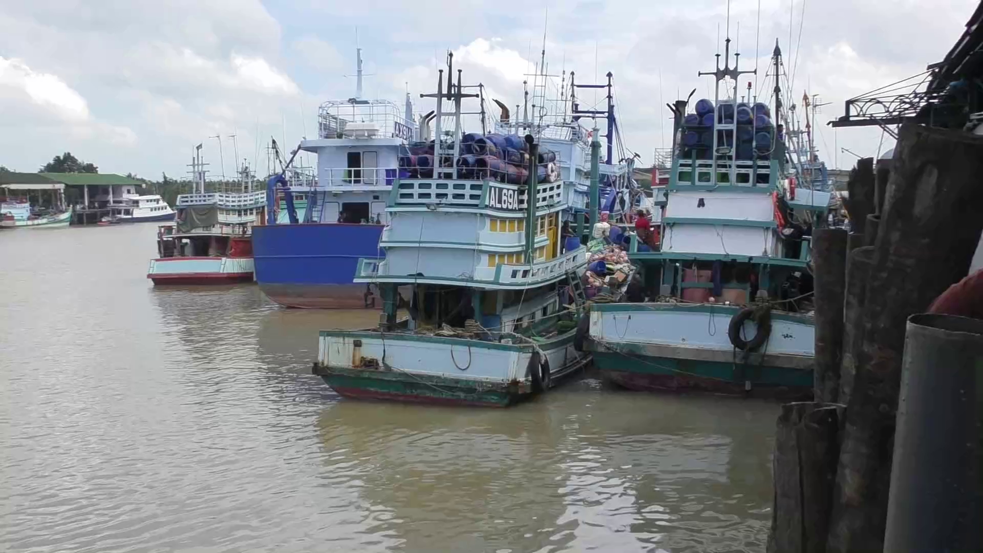 ประมงเดือดร้อนหนัก! น้ำมันแพง-สัตว์น้ำราคาตก ทิ้งสมอจอดเรืออื้อ