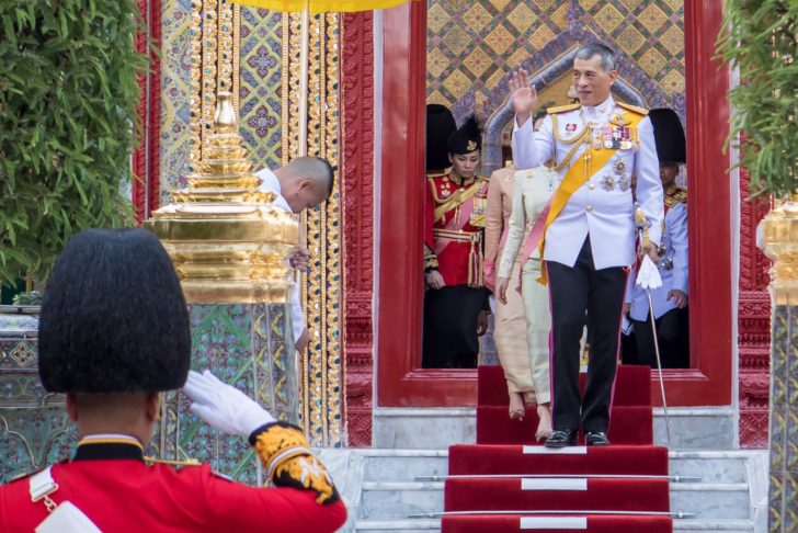 สมเด็จพระเจ้าอยู่หัว เสด็จฯ ถวายผ้าพระกฐินวัดราชบพิธฯ ทรงโบกพระหัตถ์ทักทายปชช.