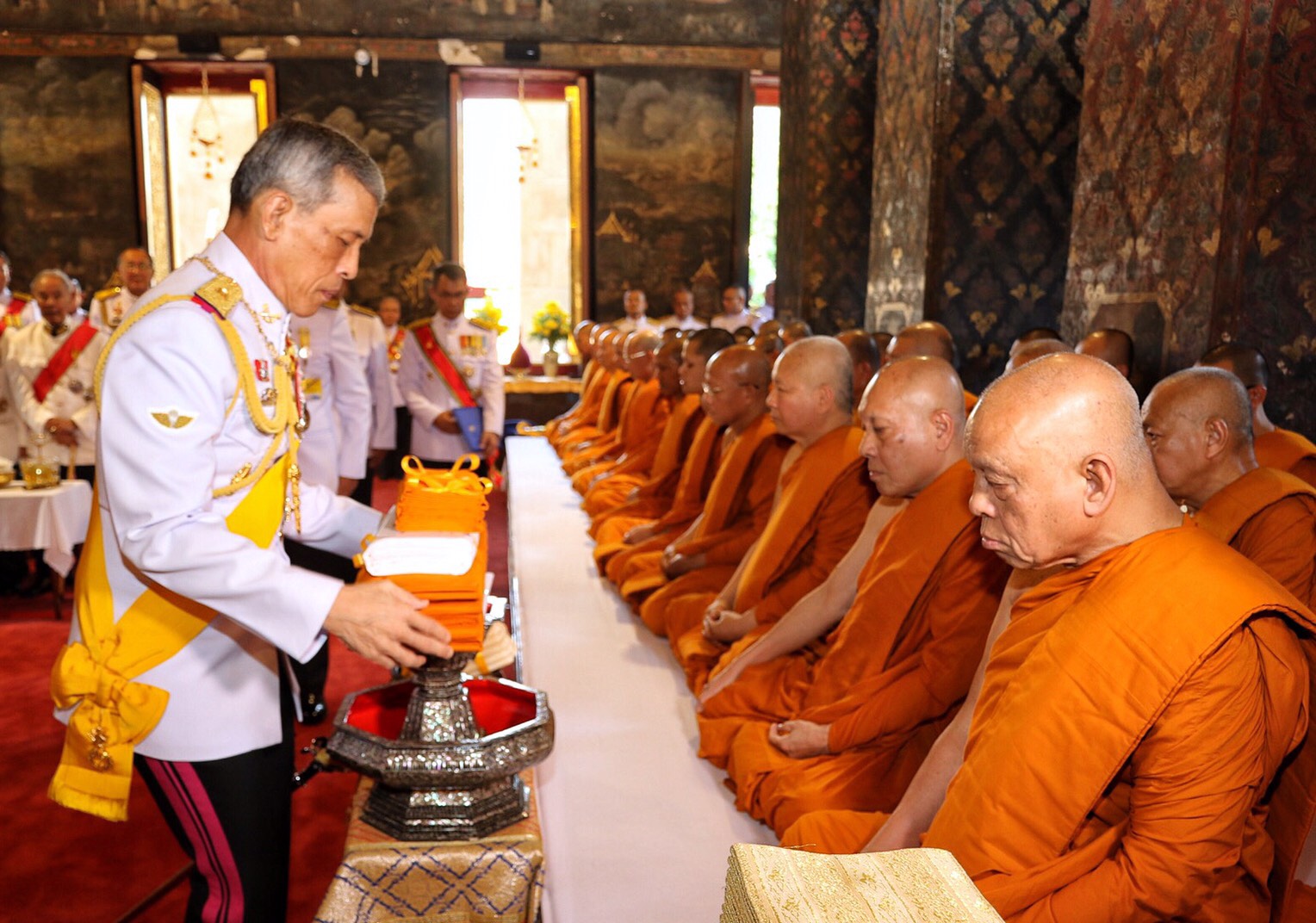 สมเด็จพระเจ้าอยู่หัว เสด็จฯถวายผ้าพระกฐินวัดบวรนิเวศ
