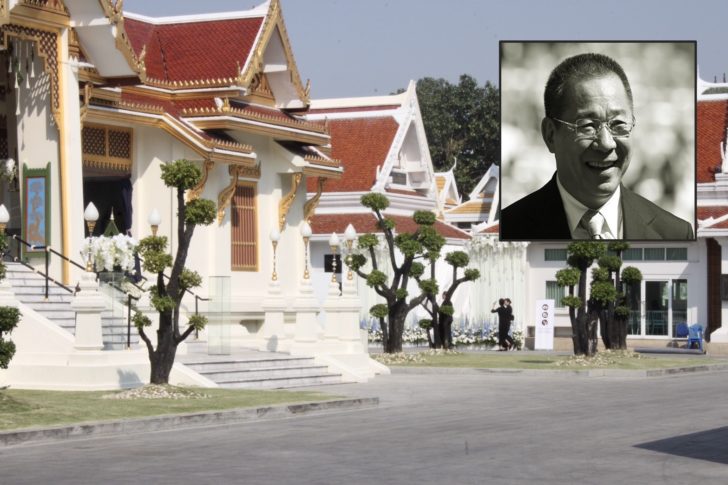 เตรียมพิธีน้ำหลวงอาบศพ’เจ้าสัววิชัย’ ปูทางเดินสีน้ำเงิน จัดดอกไม้สีขาวทั่วศาลา