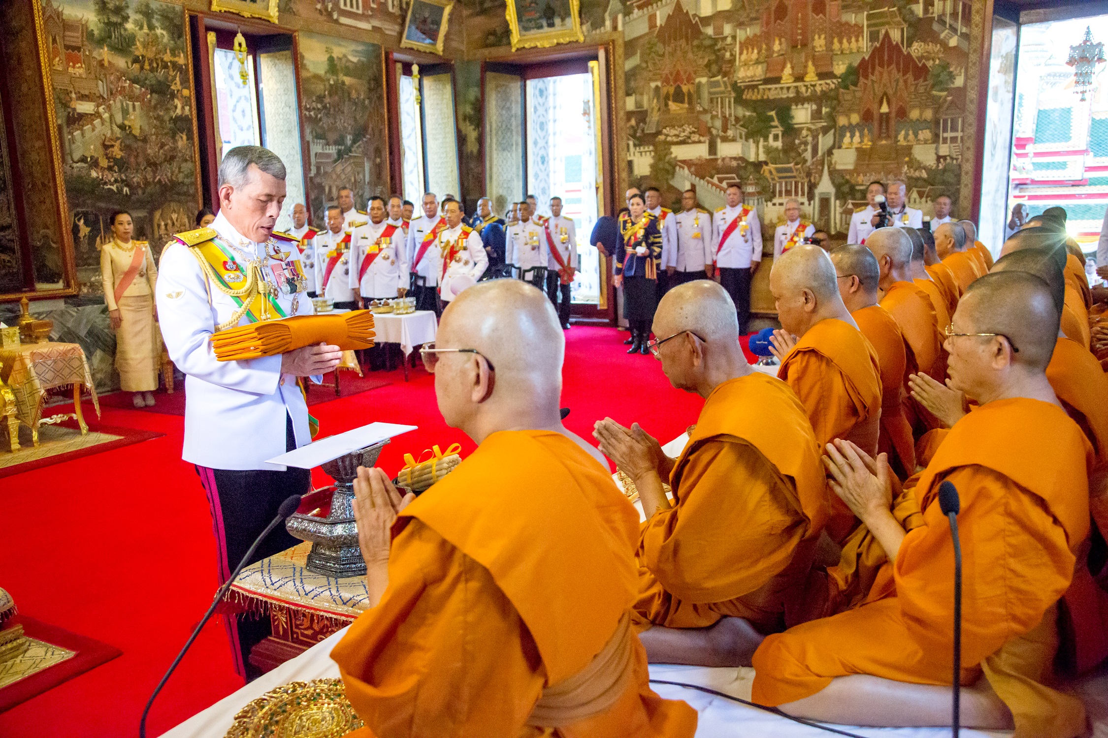 สมเด็จพระเจ้าอยู่หัว เสด็จฯทรงถวายผ้าพระกฐิน วัดสุทัศนเทพวราราม-วัดอรุณราชวราราม