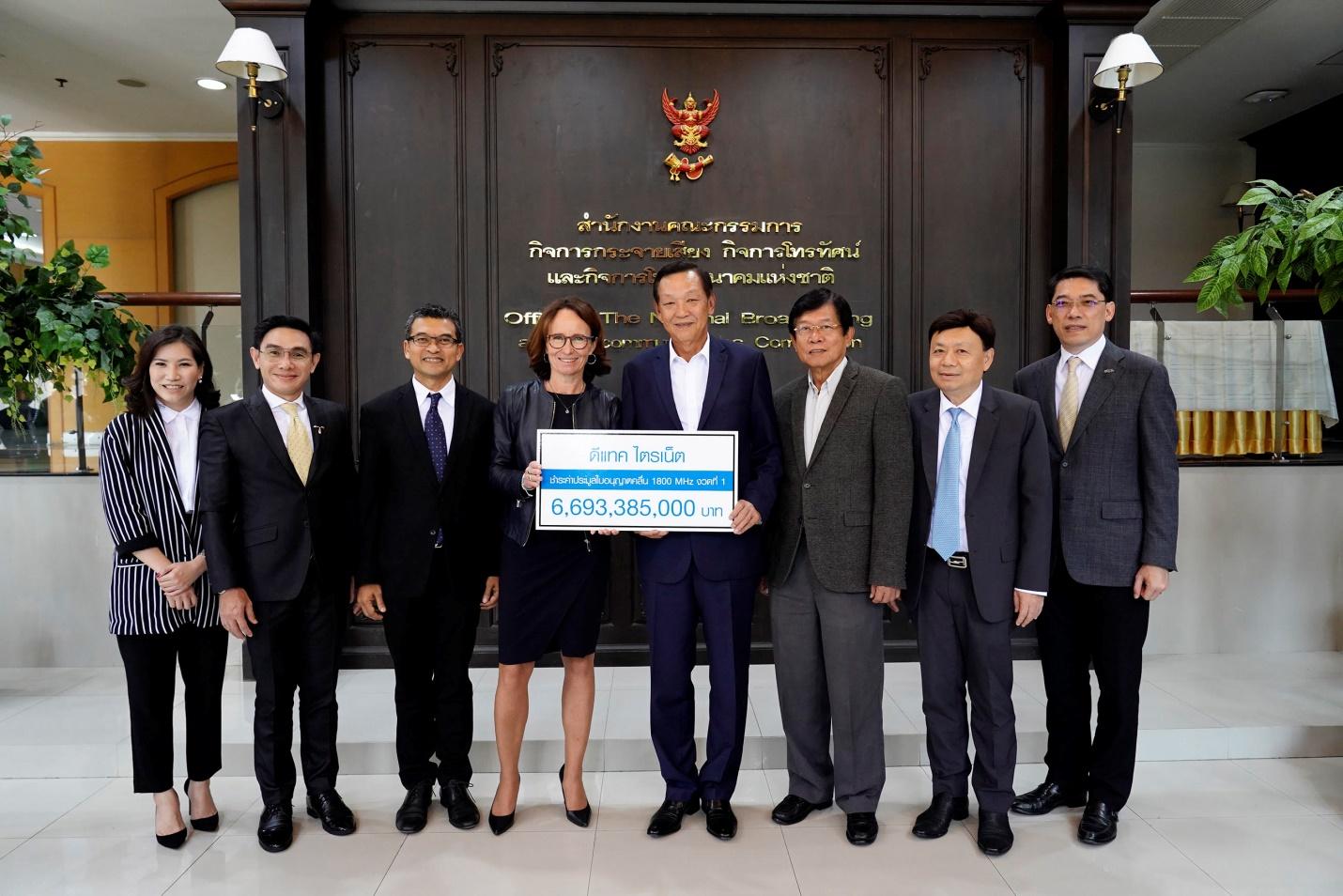 ดีแทค ไตรเน็ต ชำระค่าใบอนุญาต 1800 MHz งวดแรก 6,693.385 ล้านบาท แก่ กสทช.