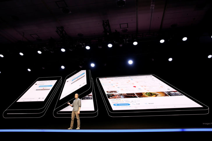 Samsung unveils foldable screen display in San Francisco เทรนด์นี้มาแน่! ซัมซุง โชว์ต้นแบบ “สมาร์ทโฟนพับได้”