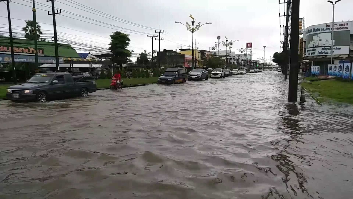 ฝนถล่มเมืองคอน น้ำทะลักรอระบายทั้งเมือง ปชช.บางส่วนเร่งขนย้ายสิ่งของ