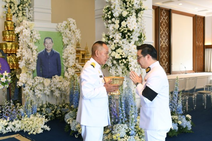 ทูลกระหม่อมฯ พระราชทานพวงมาลาวางหน้าโกศ “เจ้าสัววิชัย” ณ วัดเทพศิรินทร์