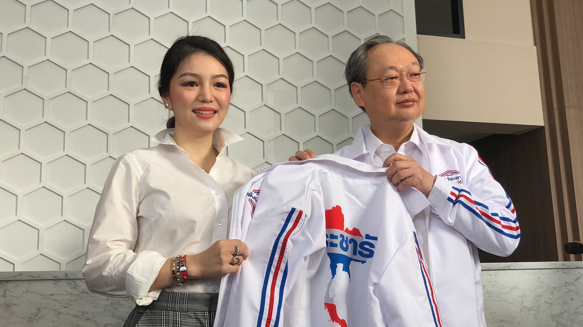 “มาดามเดียร์” มาสวย ซบ พปชร.แฟนคลับแห่ถือป้ายไฟ ปัดดีลแลกคดีปั่นหุ้นสามี