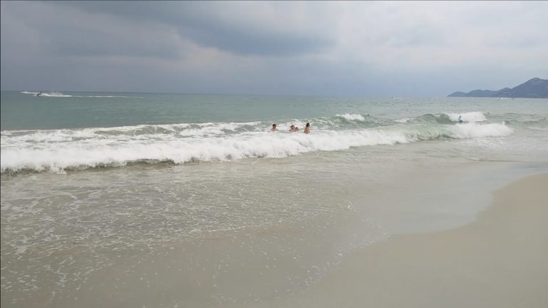 “เกาะสมุย” ปักธงแดง ห้ามเล่นน้ำหาดเฉวง หวั่นอันตรายจากคลื่นสูง 6 จังหวัดใต้ยังมีฝน