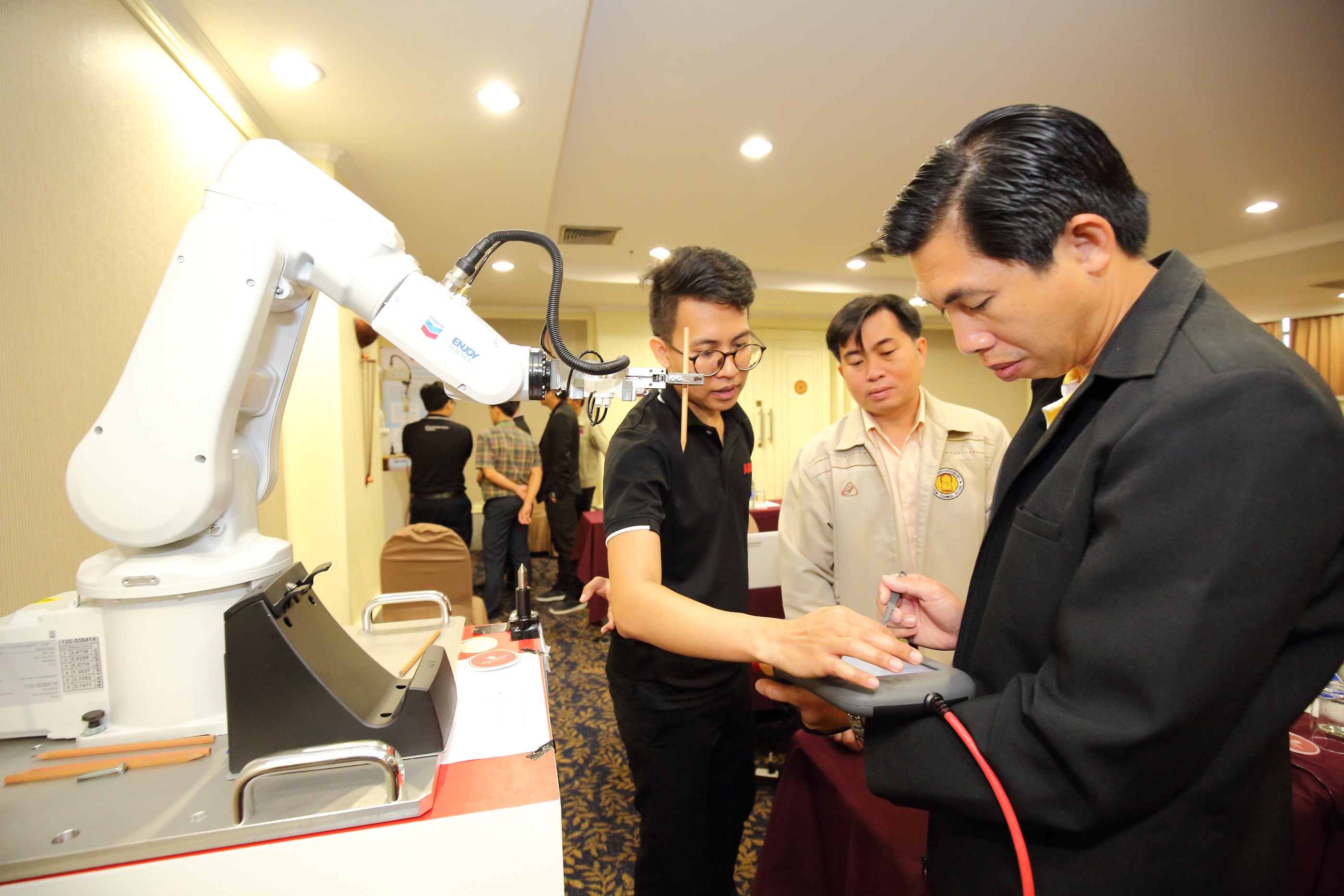 เชฟรอนพลิกห้องเรียนเป็นโรงงาน ส่ง ‘โรบอต’ ให้อาชีวศึกษา