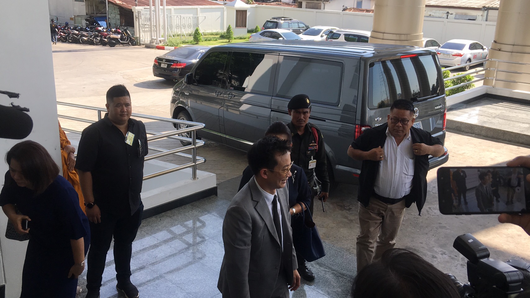สอบคำให้การ “โอ๊ค” เเกนนำเพื่อไทยรอต้อนรับเพียบ