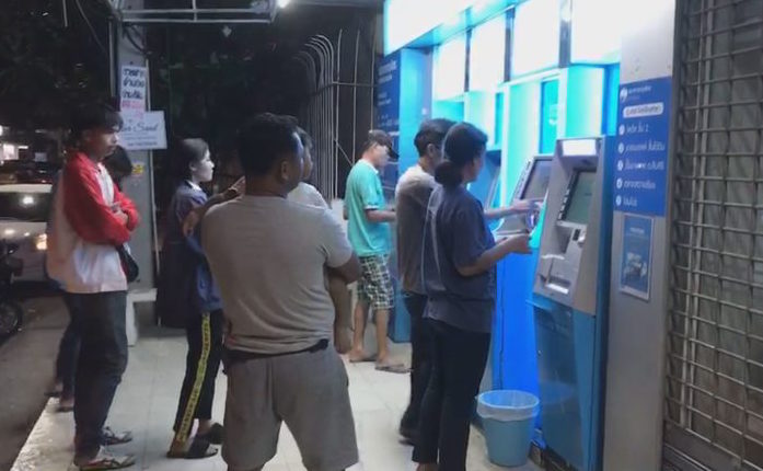 ตู้ ATM ธ.กรุงไทยแน่น ชาวโคราชแห่ต่อคิวรอกดเงินบัตรคนจน 500 บาทตลอดคืน