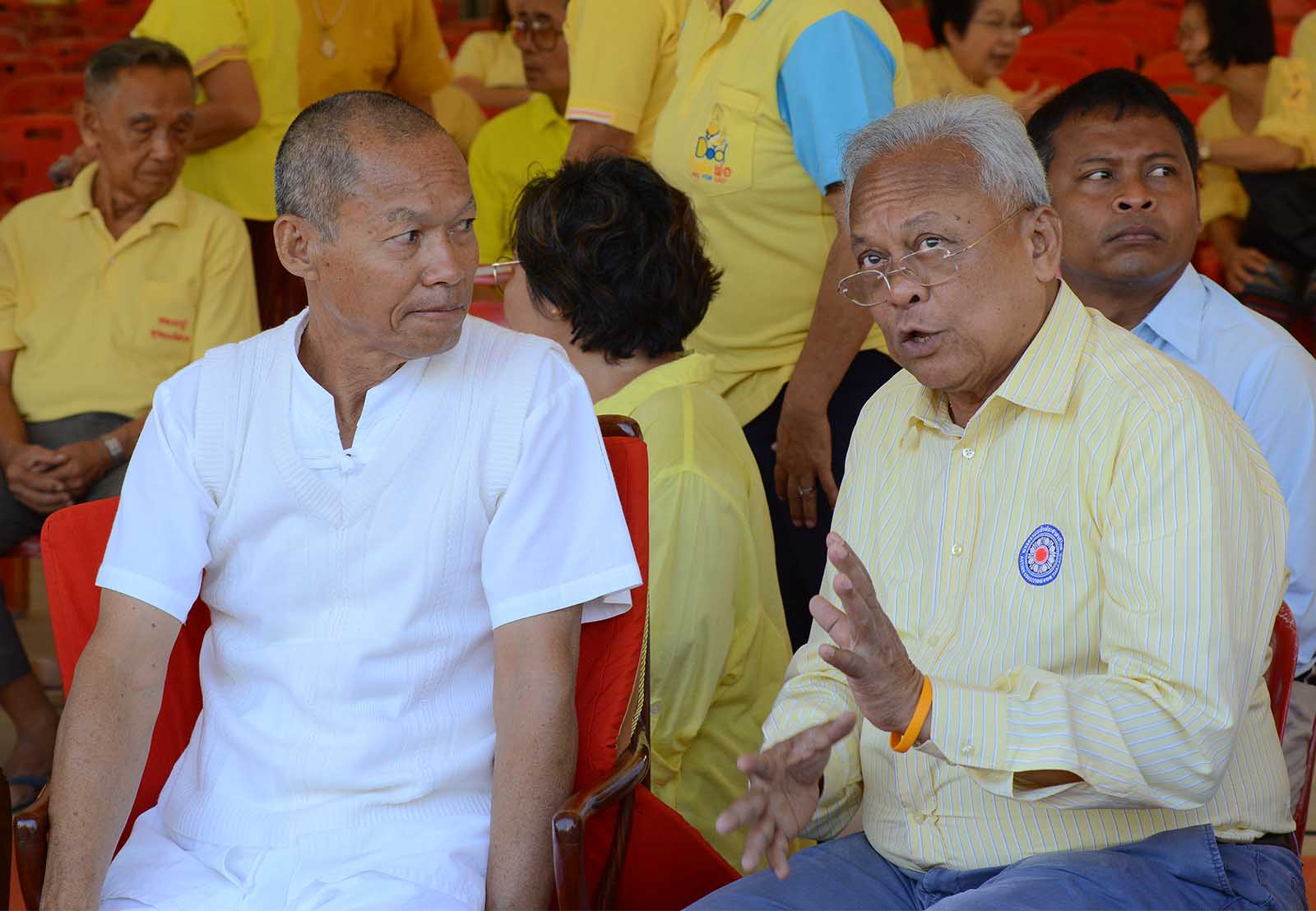 ‘สุเทพ’ คารวะอดีตพุทธอิสระที่วัดอ้อน้อย ลั่นพร้อมคุย ‘รัฐบาล-คสช.’ ให้เลือกตั้งเรียบร้อย