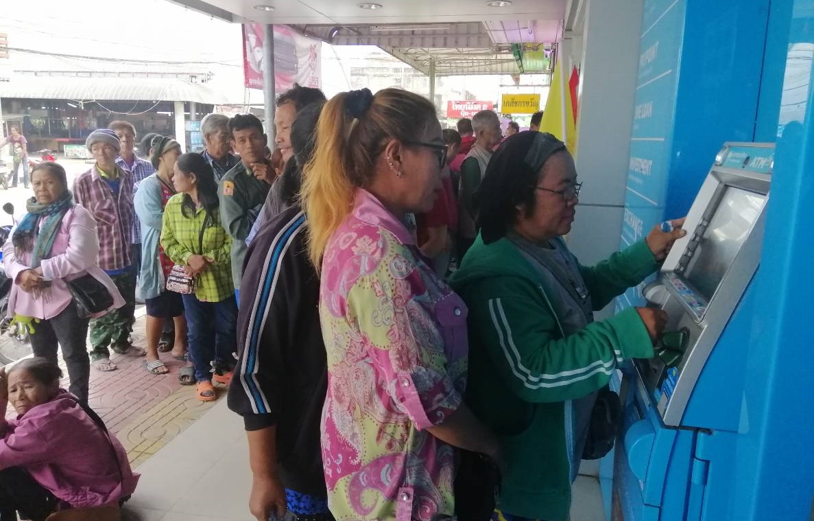 ชาวอุทัยฯแห่กดเงินคนจนวันที่ 4 ต่อคิวล้นธนาคาร คาด ถอนเงินทั้งสัปดาห์