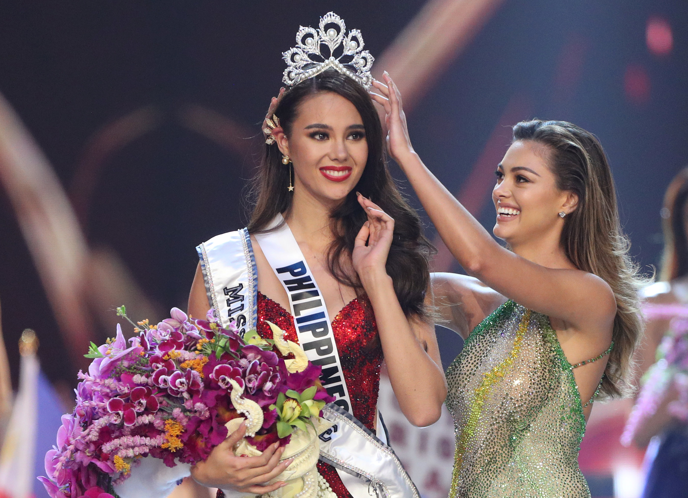 Награда победительнице конкурса красоты. Мисс Вселенная 2018. Катриона Грэй, Филиппины. Мисс Вселенная 2018 победительница.