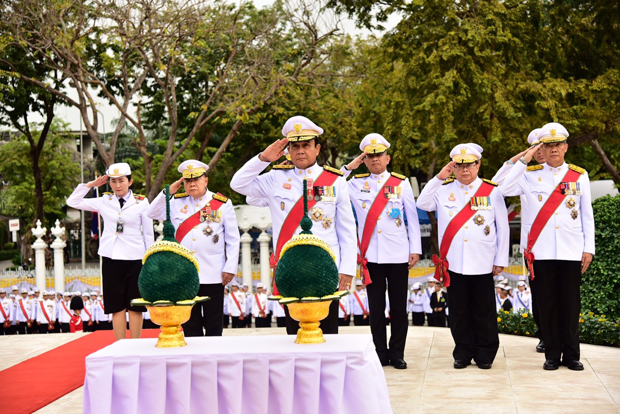 ประยุทธ์ วางพานพุ่ม ถวายราชสักการะ ร.7 เนื่องในวันรัฐธรรมนูญ