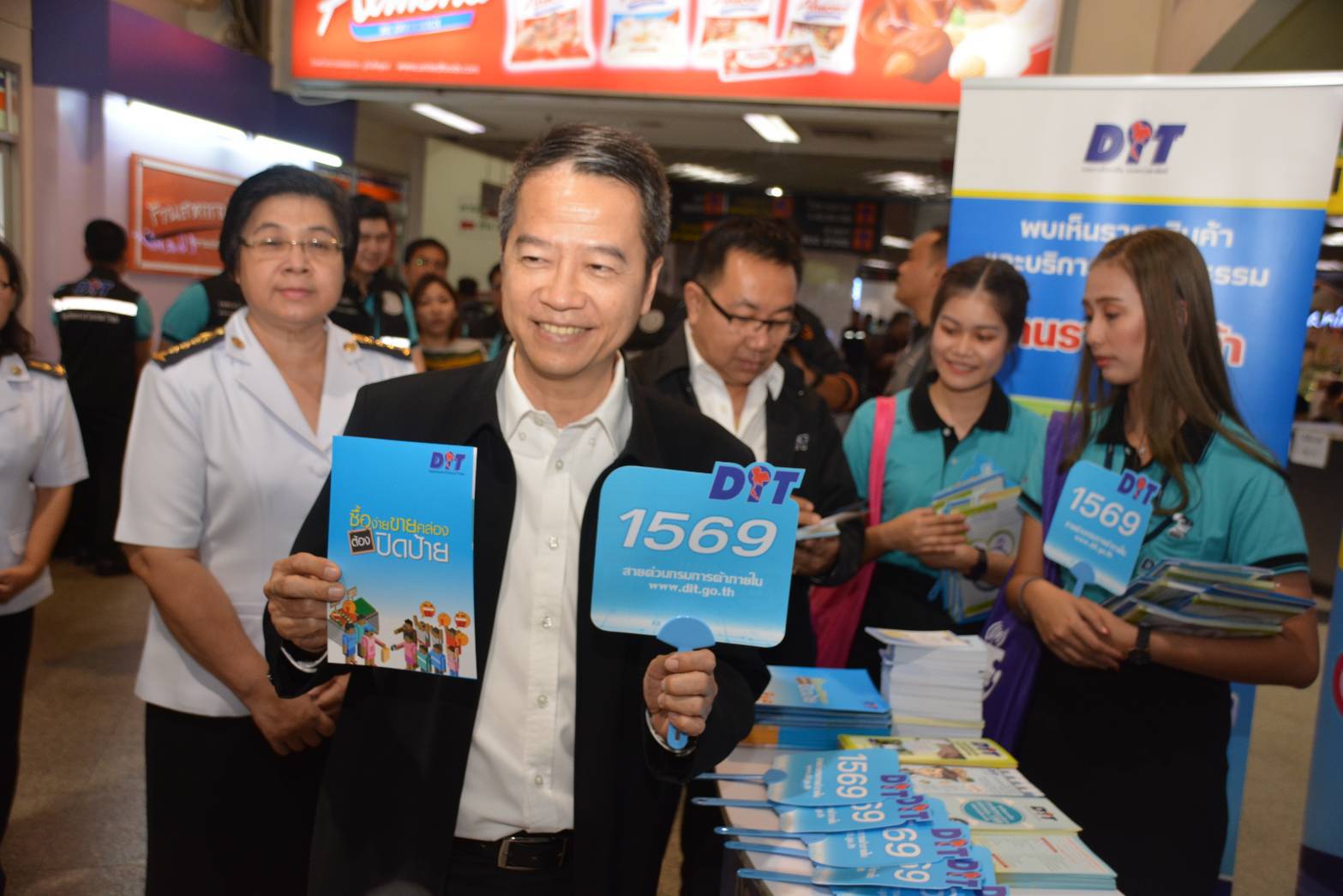 พาณิชย์ส่งเจ้าหน้าที่ออกตรวจผู้ประกอบการช่วงปีใหม่ป้องกันการฉวยโอกาสขึ้นราคาสินค้า หากพบผู้กระทำความผิดแจ้ง 1569 ตลอด 24 ชม.