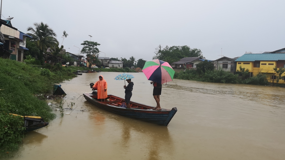 เตือน ปชช.ริมแม่น้ำโก-ลก เตรียมขน “สิ่งของ-สัตว์” ขึ้นที่สูง หลังน้ำเพิ่มสูงต่อเนื่อง