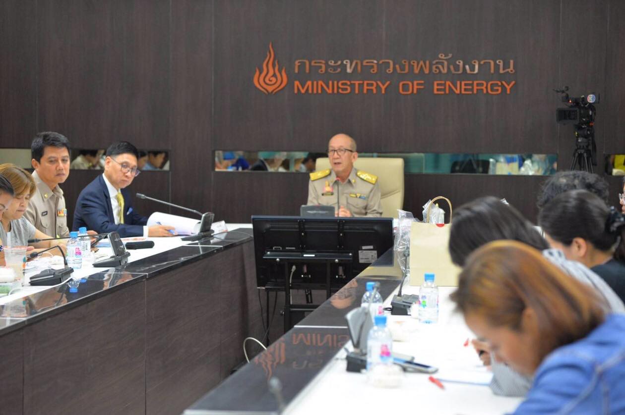เฮ! กบง.เคาะลดราคาขายปลีกดีเซล-เบนซินลิตรละ 1 บาท