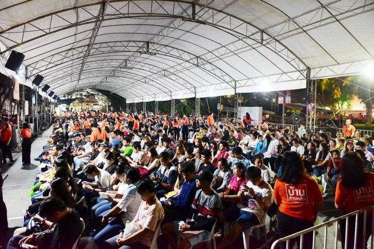 รอคิวข้ามคืน! ปชช.ปักหลักจองสิทธิสินเชื่อโครงการบ้านล้านหลังกับ ธอส.