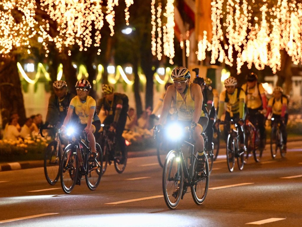สมเด็จพระเจ้าอยู่หัว ทรงจักรยานถึงเส้นชัย รวมระยะทาง 39 กิโลเมตร