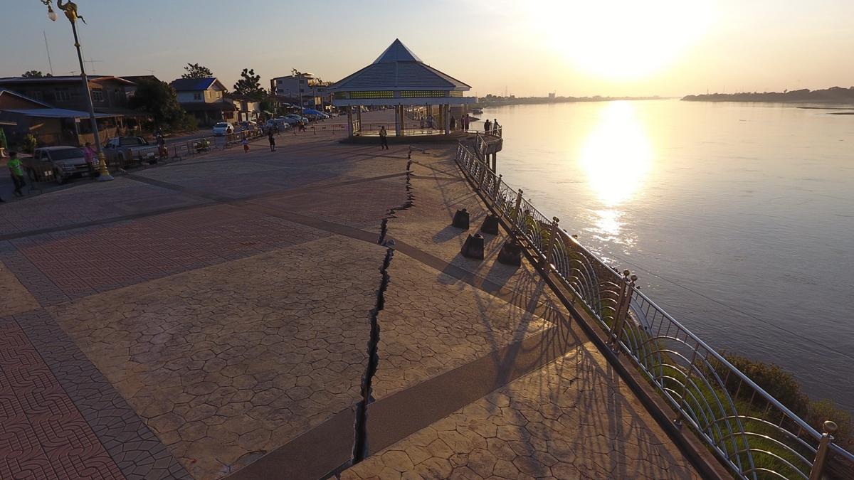 “หนองคาย” ลานวัฒนธรรมริมโขงทรุดยาวเกือบร้อยเมตร เทศบาลเร่งตรวจสอบด่วน
