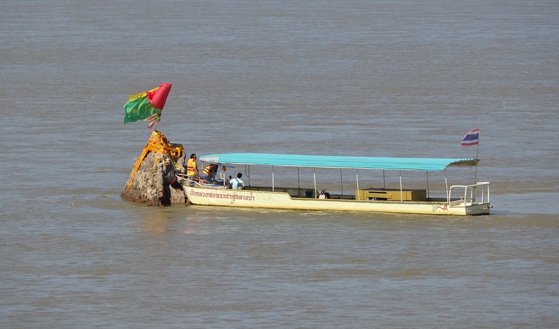 นักท่องเที่ยวแห่ล่องเรือสักการะ-ชม “พระธาตุกลางน้ำหนองคาย”