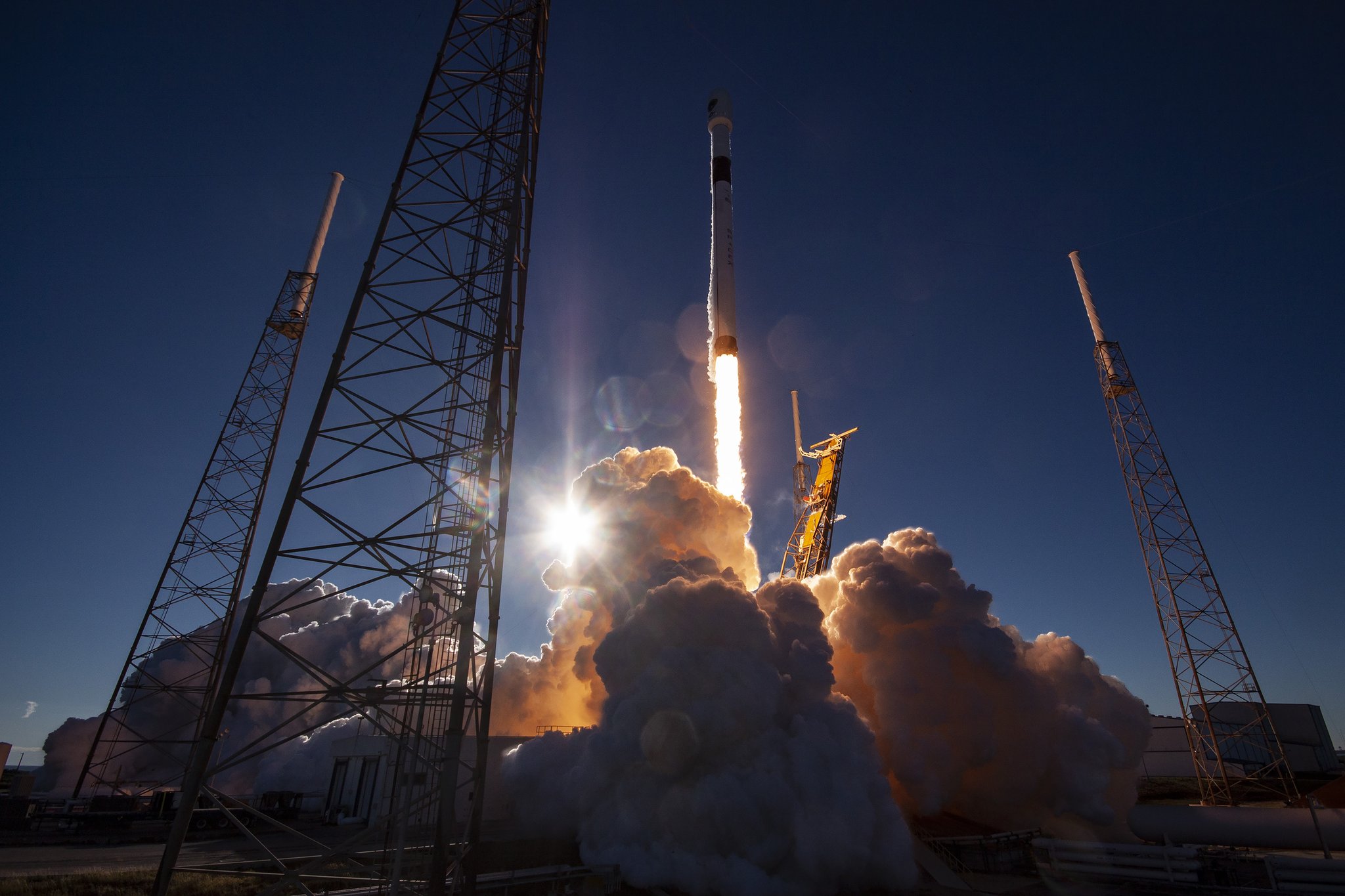 SpaceX ปล่อยจรวด Falcon 9 พร้อมดาวเทียมนำทางมูลค่ากว่า 500 ล้านดอลล์ของสหรัฐ