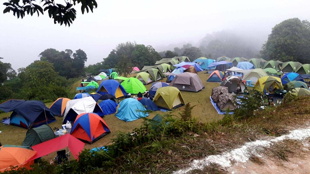 “เชียงใหม่” ฝนตกตามคาด นักท่องเที่ยวแห่ขึ้นดอยอินทนนท์ทะลุ 2 หมื่นคนแล้ว