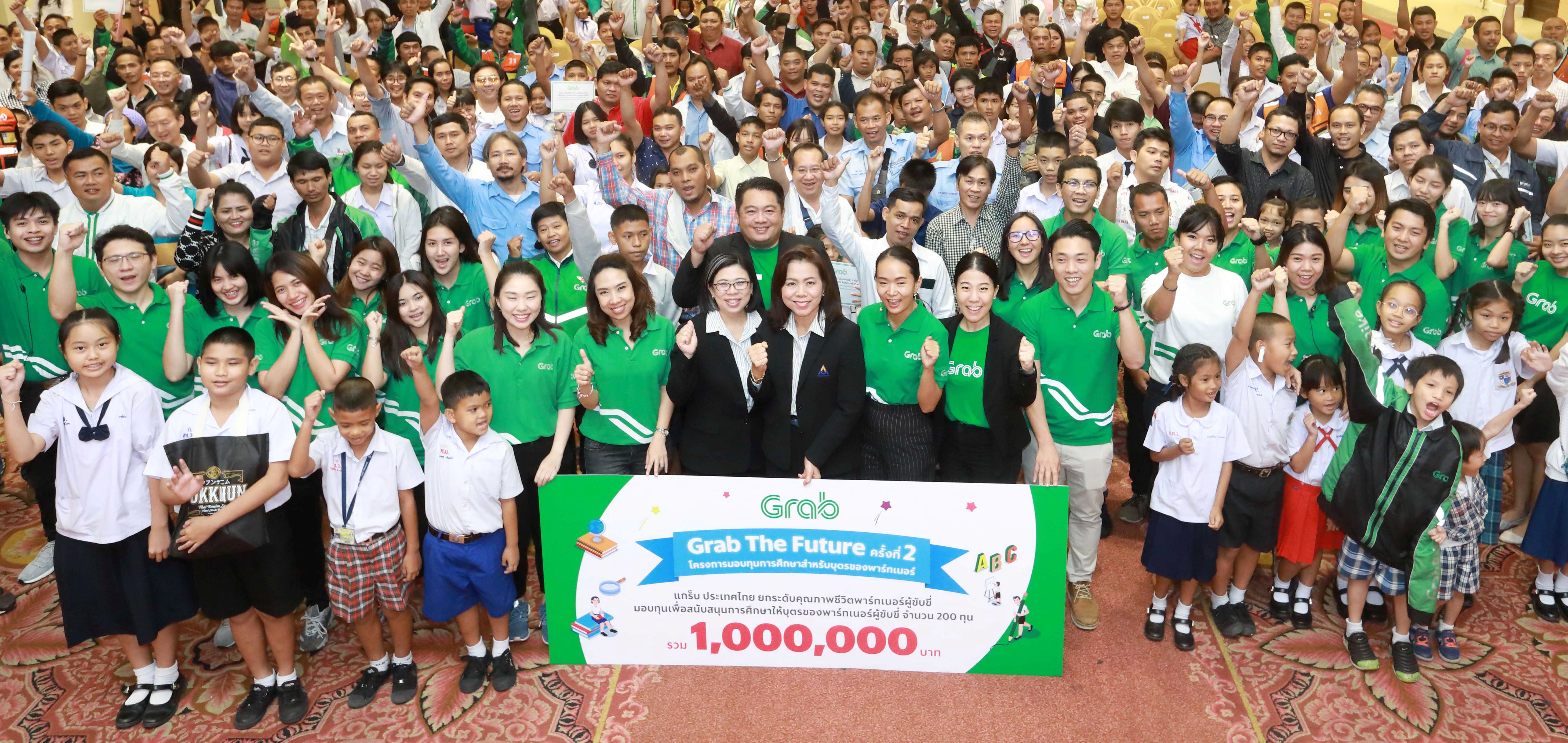 ‘แกร็บ’ มอบทุนการศึกษาล้านที่ 2 สานต่อความสุขให้บุตรหลานพาร์ทเนอร์ผู้ขับขี่