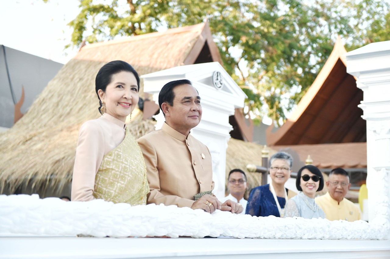 “นายกฯ-ภริยา” พร้อมคณะรัฐมนตรีเยี่ยมชมงาน “อุ่นไอรัก คลายความหนาว สายน้ำแห่งรัตนโกสินทร์”