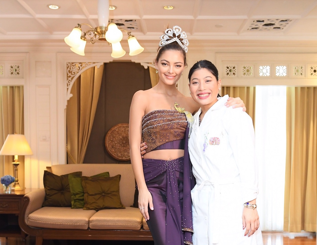 งามเลอค่า… เผยโฉมมิสยูนิเวิร์ส 2017 ลองชุดผ้าไทย “พระองค์หญิง” ทรงออกแบบ