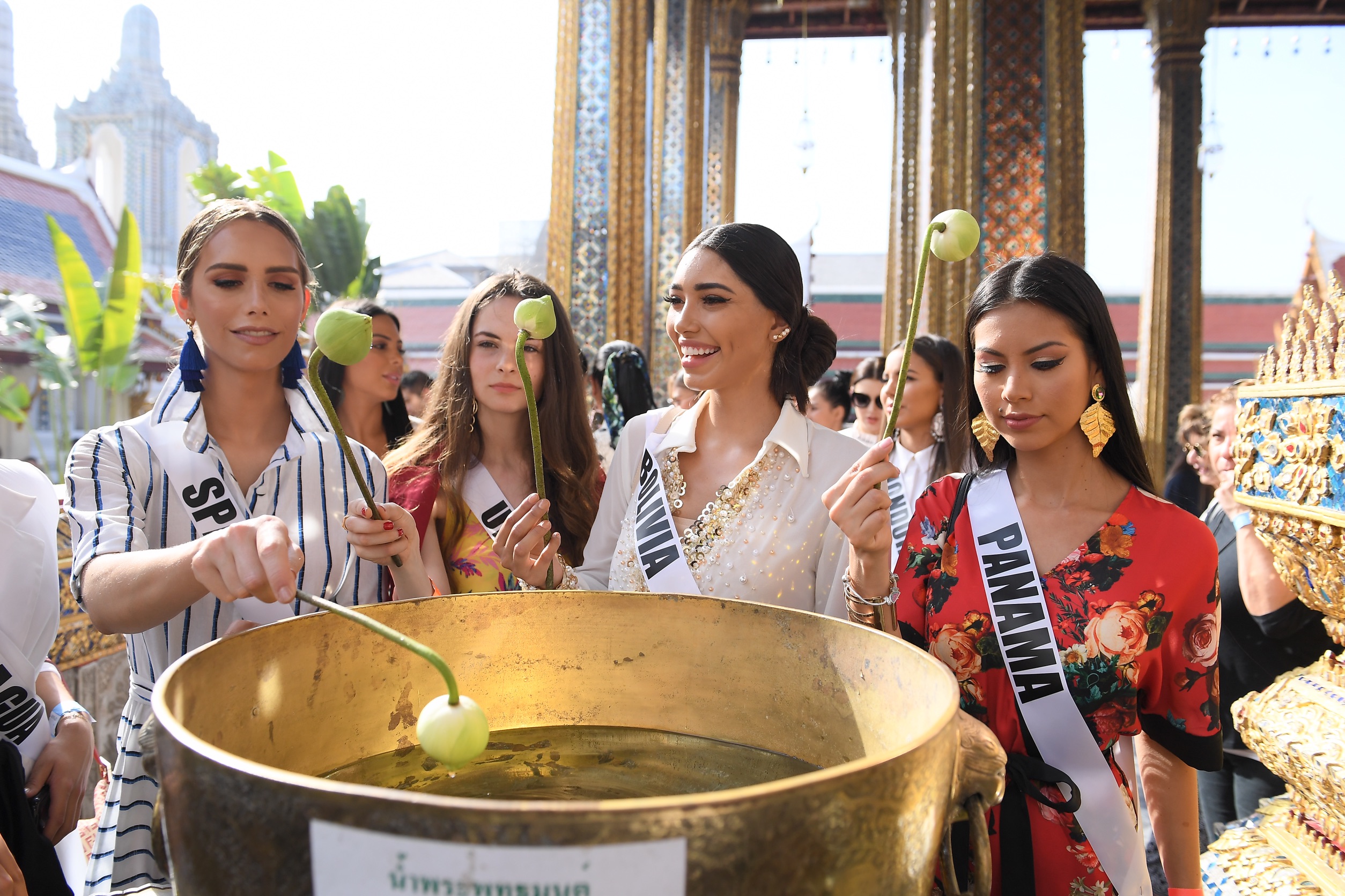 สาวงามผู้เข้าประกวดมิสยูนิเวิร์ส 2018 เยี่ยมชมวัดพระแก้ว ไหว้พระขอพรเอาฤกษ์เอาชัย