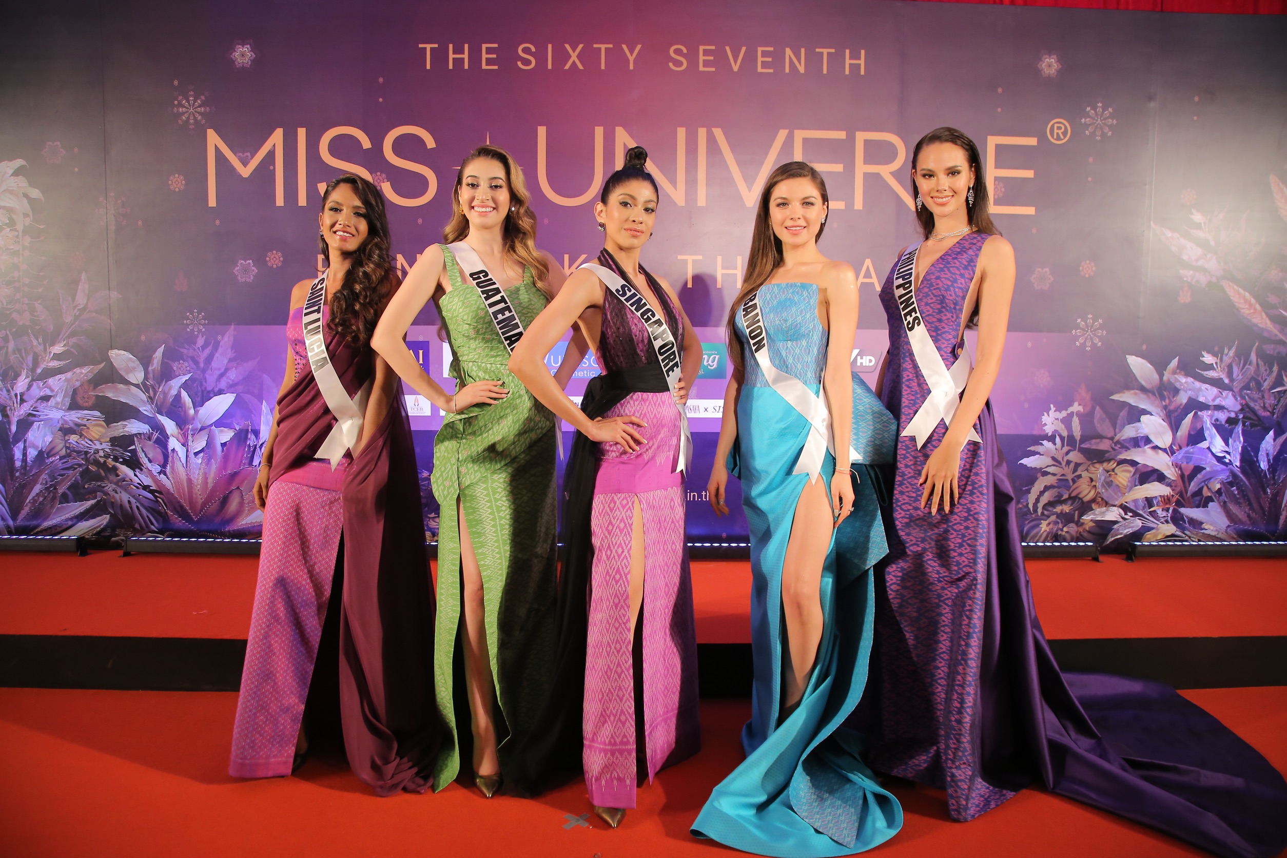 สุดอลัง! สาวงามผู้เข้าประกวดมิสยูนิเวิร์ส 2018 อวดโฉมชุดผ้าไทยในค่ำคืน “Thai Night”