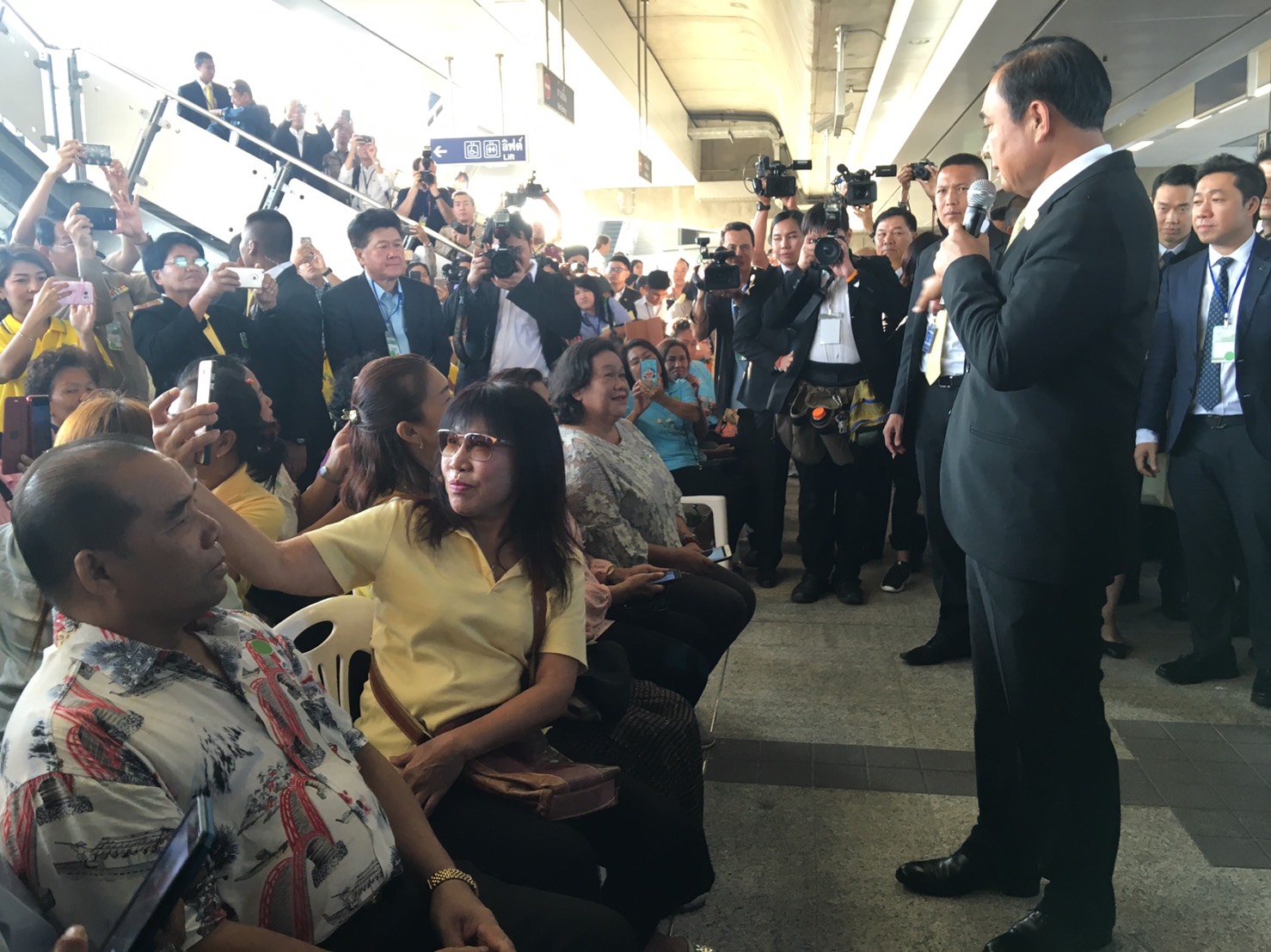 “บิ๊กตู่”พบชาวพระประแดง-บางปู เล็งสร้างแฟลตติดรถไฟฟ้า เผย4ปีใช้เงินลงทุนคมนาคมขนส่งเยอะแต่ไม่เกินเพดานหนี้สาธารณะ