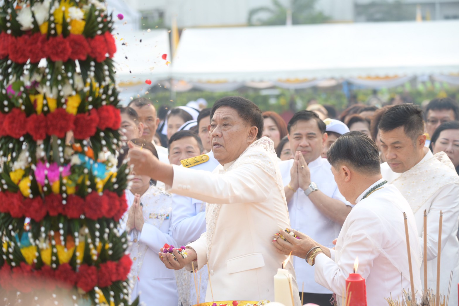 “อัศวิน” นำข้าราชการตักบาตรพระสงฆ์ บวงสรวงดวงพระวิญญาณพระเจ้าตาก