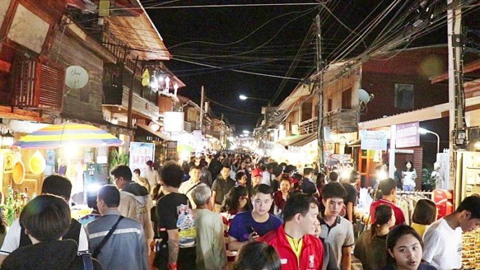 เชียงคานล้น! นักท่องเที่ยวนับแสน แห่เที่ยวปีใหม่ ที่พักเต็ม กางเต็นท์นอนวัด-โรงเรียน