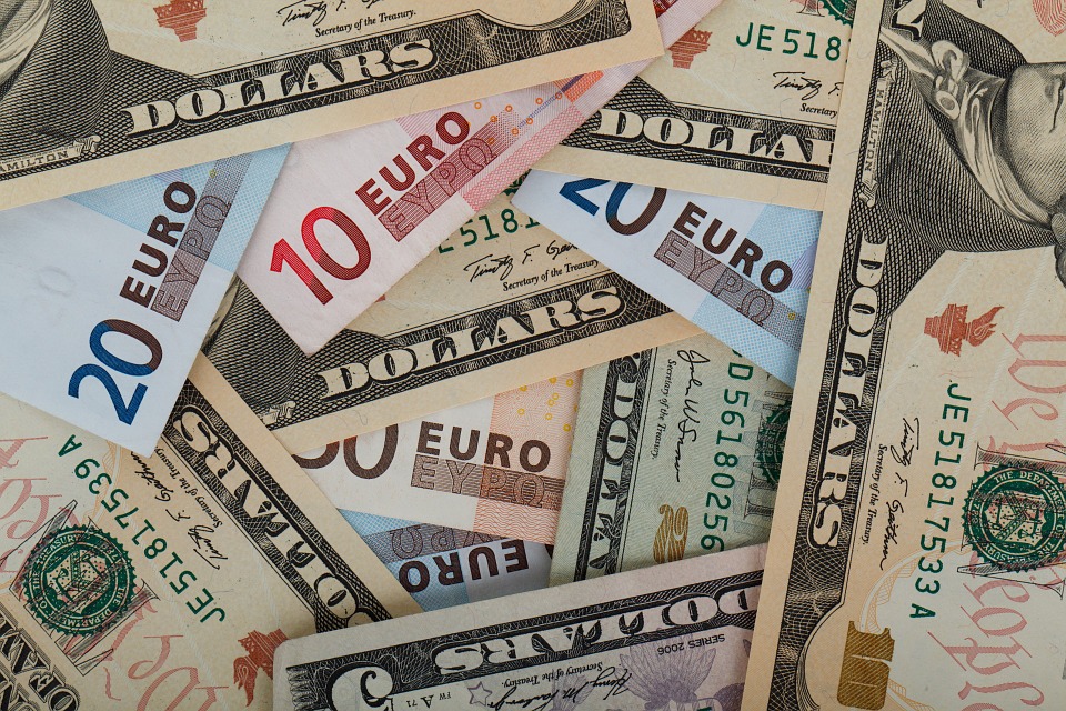 ค่าเงินบาทแข็งค่า หลัง ECB ยืนยันยุติมาตรการ QE ในสิ้นปีนี้- จับตายอดค้าปลีกและผลผลิตอุตสาหกรรมเดือน พ.ย.ของสหรัฐ
