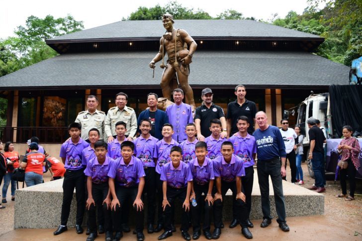 จ่าแซม01-728x485 รูปหล่อ “จ่าแซม” ถึง “ถ้ำหลวง” แล้ว ภรรยาตื้นตัน เหมือนจริงมาก คล้ายสามียิ้มให้