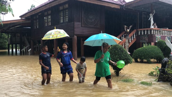 “ดอนสัก” สุราษฎร์ฯ น้ำหลากชาวบ้านเตรียมขนของที่สูง ผู้ว่าฯประกาศเตือนรับมือถึง 13 ธ.ค.