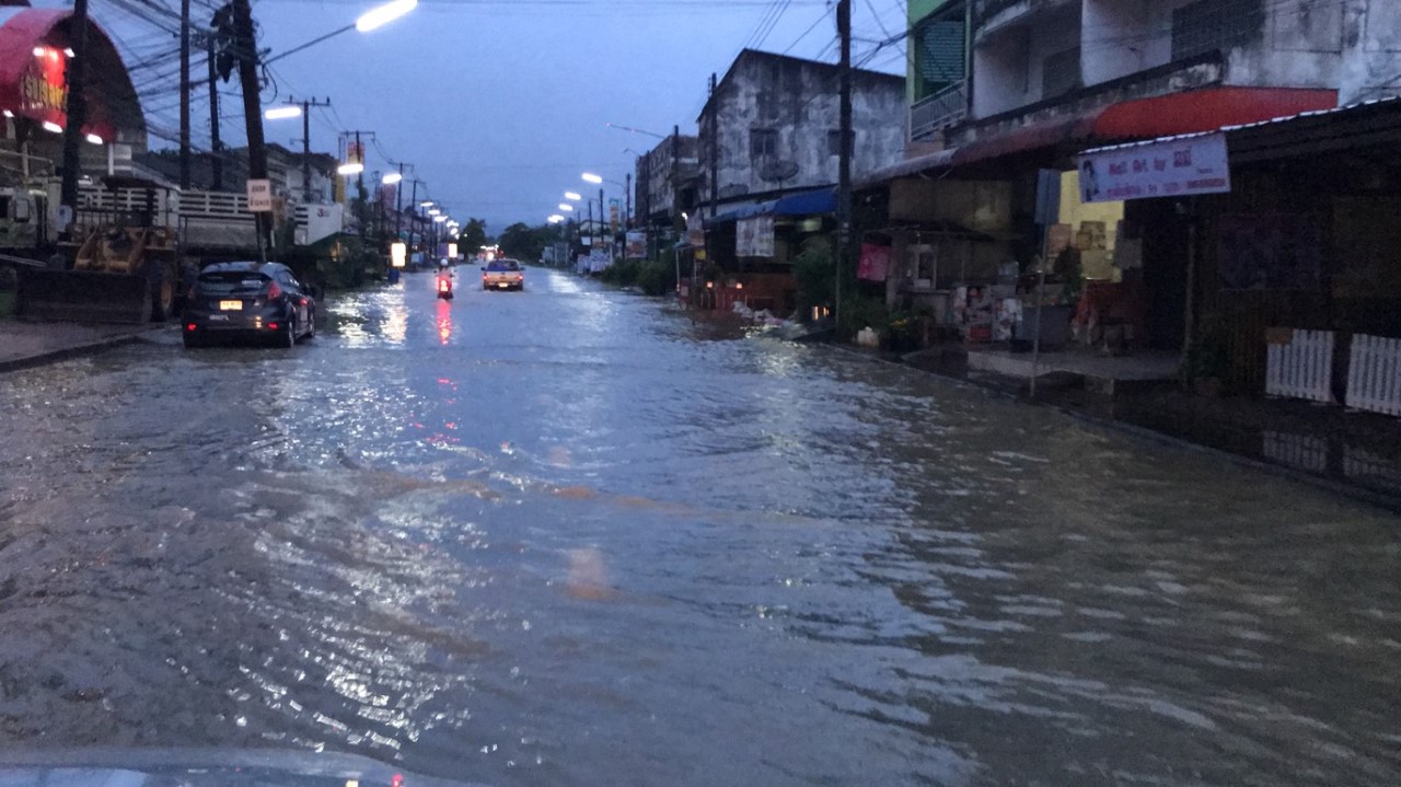 ฝนกระหน่ำ “ตรัง-พัทลุง” น้ำป่าหลากท่วมถนนเพชรเกษม-น้ำท่วมขยายวงกว้าง
