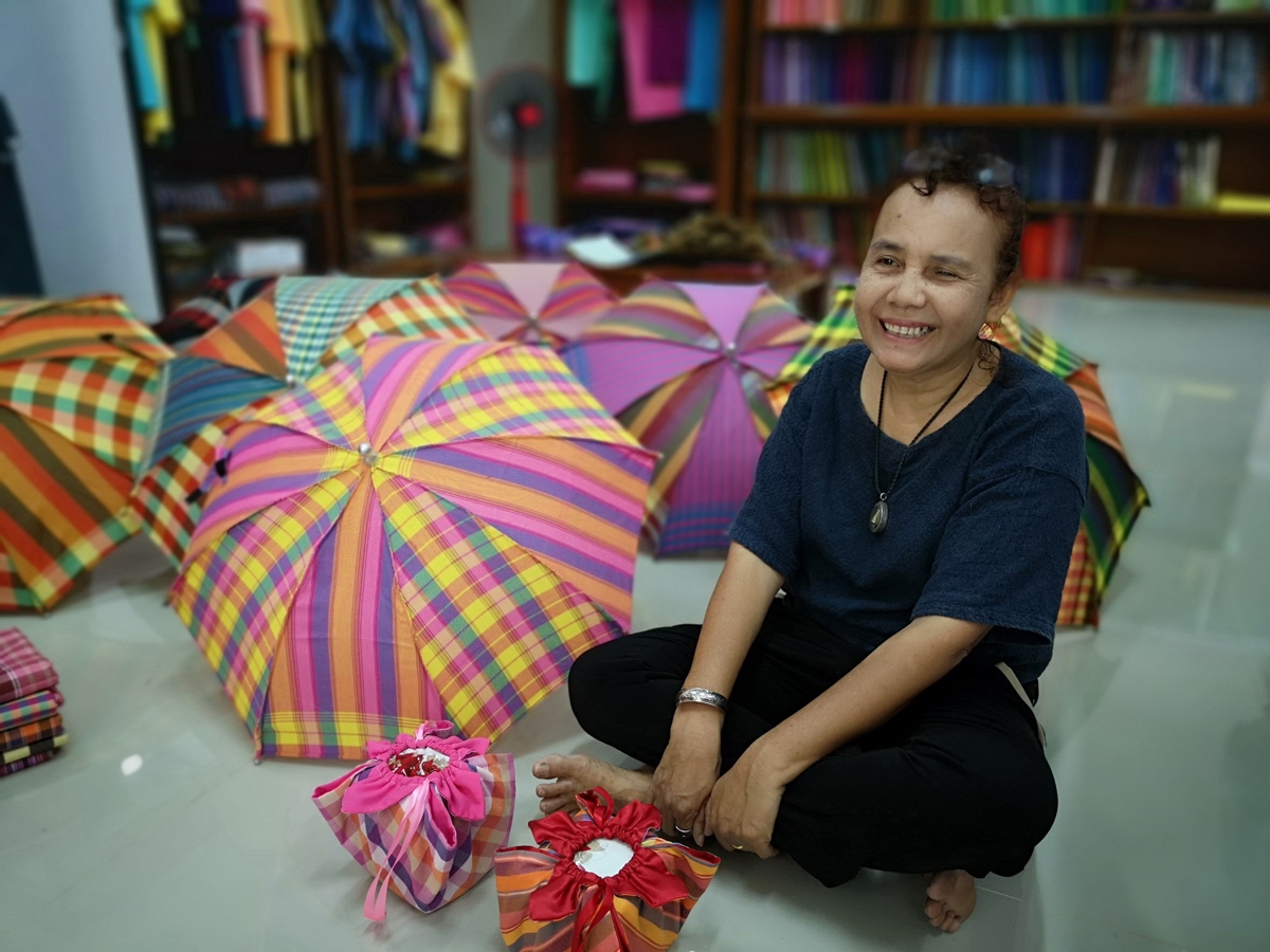 “กลุ่มผ้าทอนาหมื่นศรี” เมืองตรัง ออเดอร์ทะลักรับเทศกาลปีใหม่ คาดรายได้ 10 ล้าน