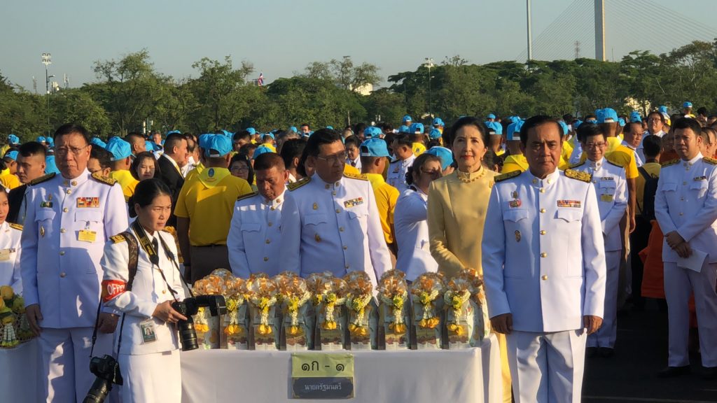 ‘บิ๊กตู่’นำทำบุญตักบาตรวันพ่อแห่งชาติ เปิดนิทรรศการพระบิดาแห่งศาสตร์ 9 แขนง