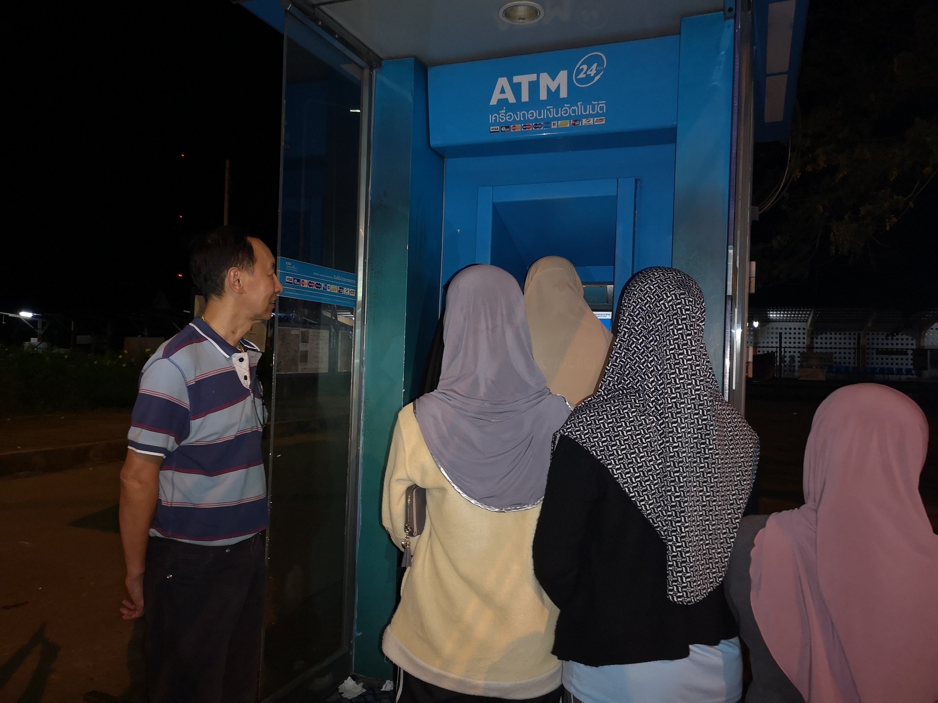 ชาวบ้านยังปักหลักแห่กดเงิน 500 บาทแต่เช้ามืด กรุงไทยบางสาขาเงินเกลี้ยงตู้ATM
