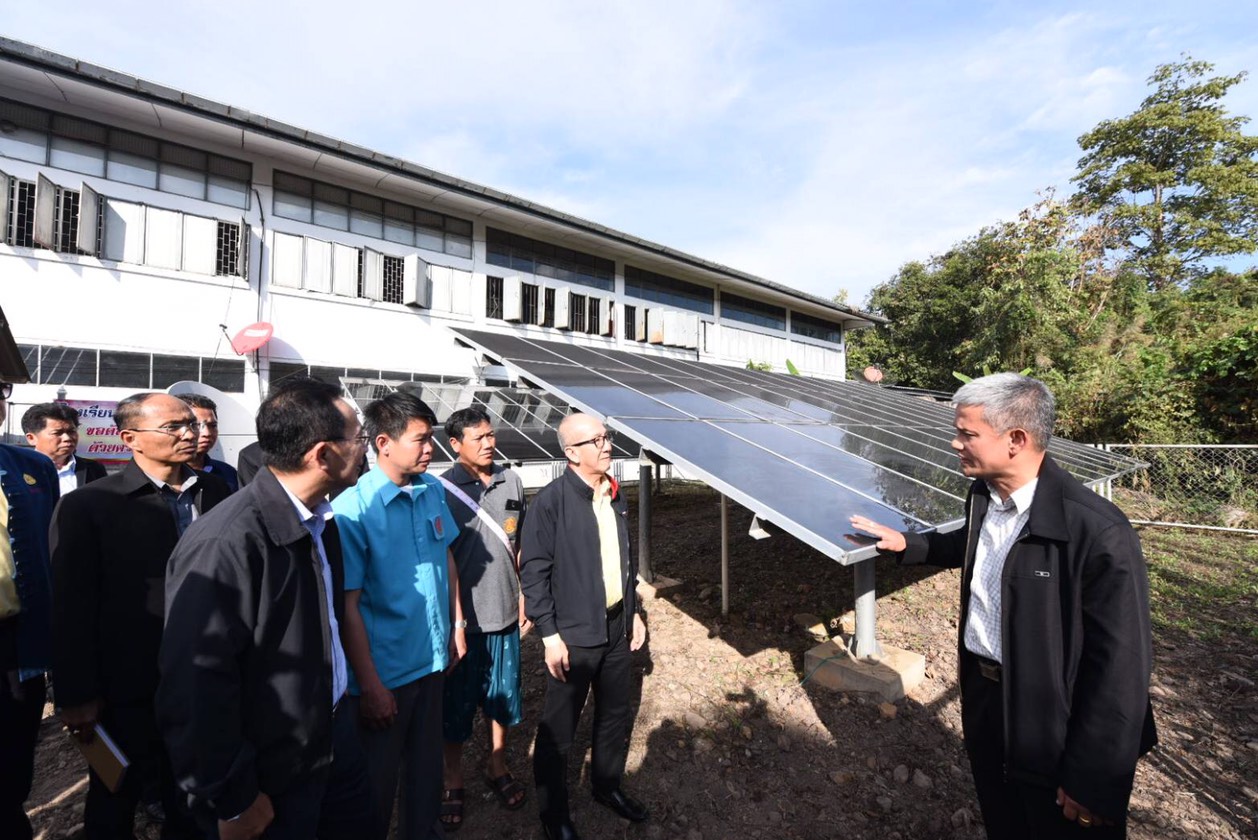 “ศิริ” รุกตรวจติดตั้งแผงโซล่าร์-โมเดล Micro Grid ชี้กองทุนอนุรักษ์พลังงานหนุนคุณภาพชีวิตโรงเรียนชนบทเชียงใหม่-ลำพูน