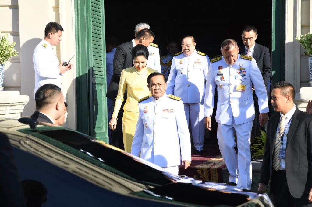 นายกฯ ลงนามถวายพระพรสมเด็จพระเจ้าอยู่หัว