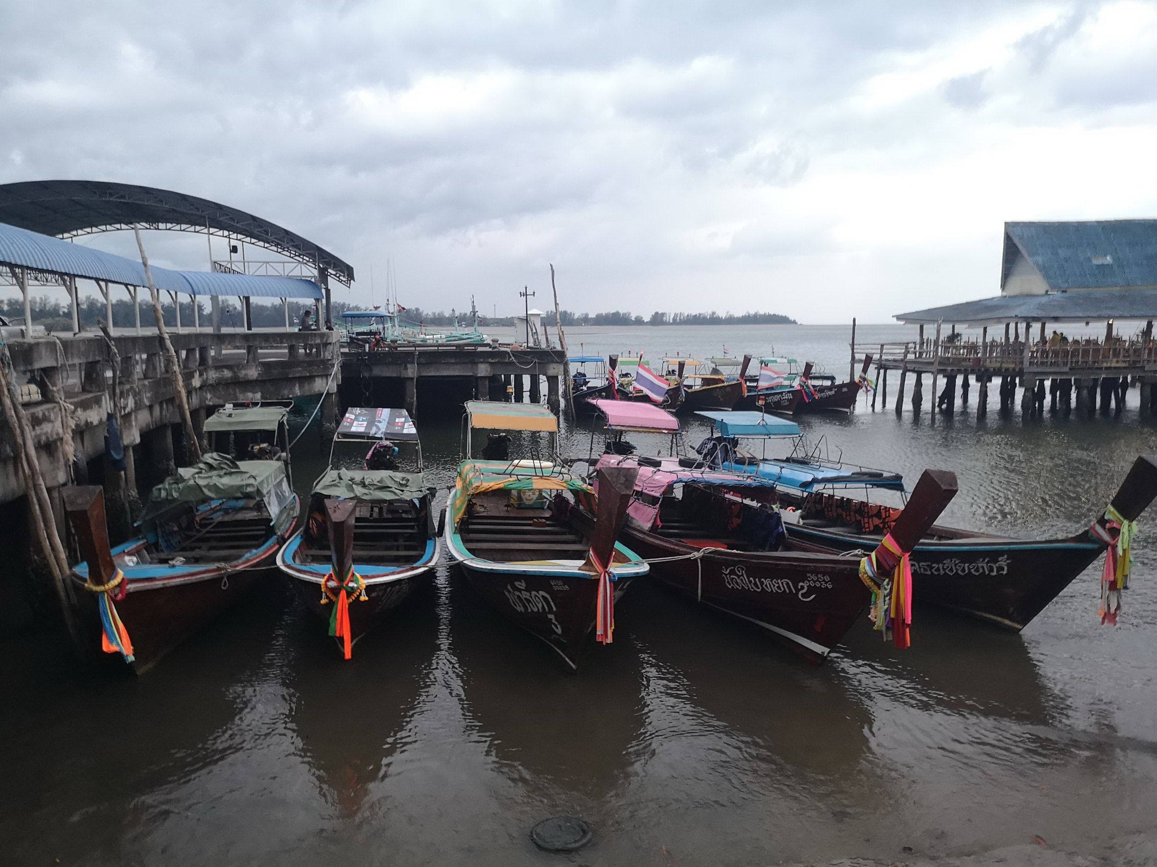 หวั่นอันตรายคลื่นลม เรือเล็กจอดนิ่งท่าเจ้าไหม อ.สิเกา ไฟฟ้าดับ เจ้าหน้าที่เร่งแก้ไข