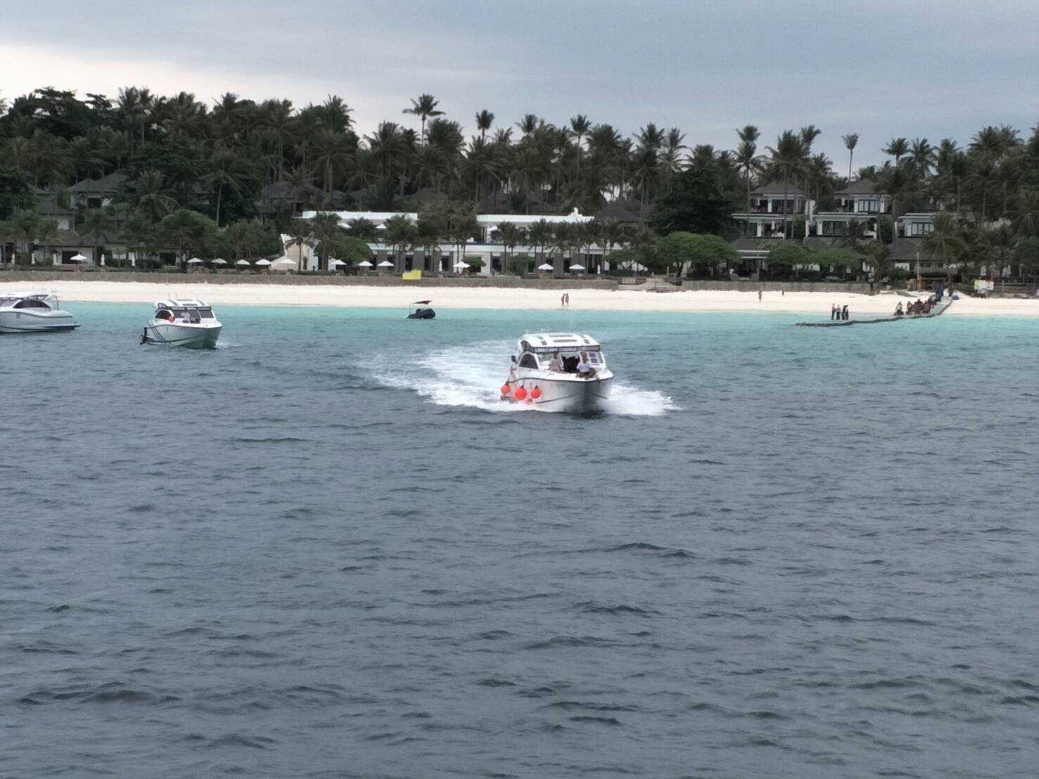 จังหวัดภูเก็ต-ทัพเรือภาค 3 ส่งเรือรับนักท่องเที่ยว เกาะราชาใหญ่-เกาะพีพี
