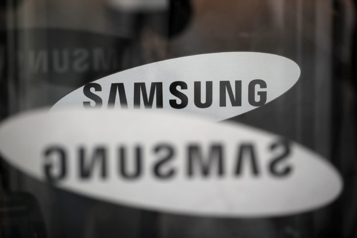 FILE PHOTO - The logo of Samsung Electronics is seen at its office building in Seoul ครั้งแรก! “ซัมซุง สมาร์ททีวี” รุ่นปี 2019 รองรับ iTunes และ Apple AirPlay 2 ของแอปเปิลได้