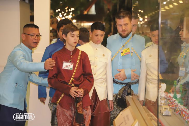 พระองค์ที ในฉลองพระองค์ชุดราชปะแตน เสด็จเยี่ยมชมงานอุ่นไอรัก คลายความหนาว