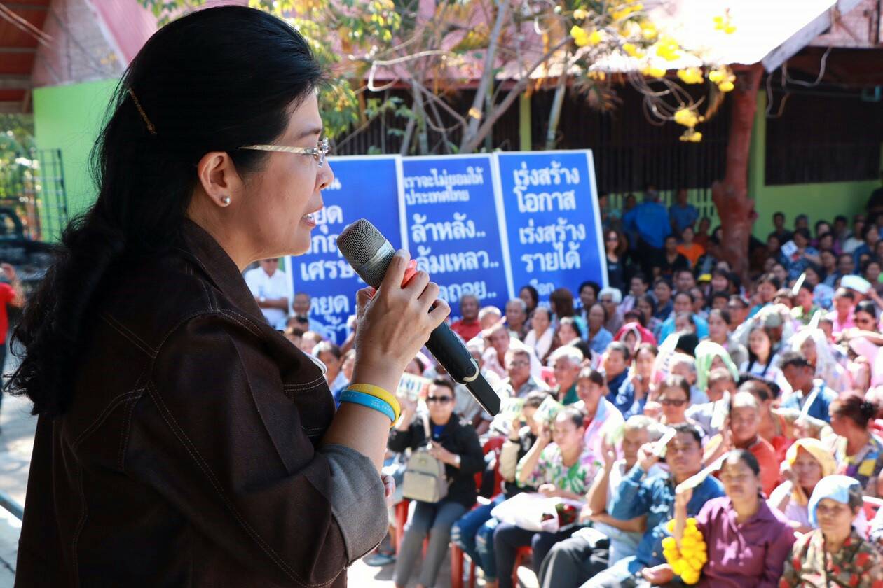 “สุดารัตน์”ปูพรมปราศรัยอีสานใต้ บอกให้ชาวบ้านท่องคาถา”อยู่กับเราเป๋าตุง”-แจกบัตรคนรวย